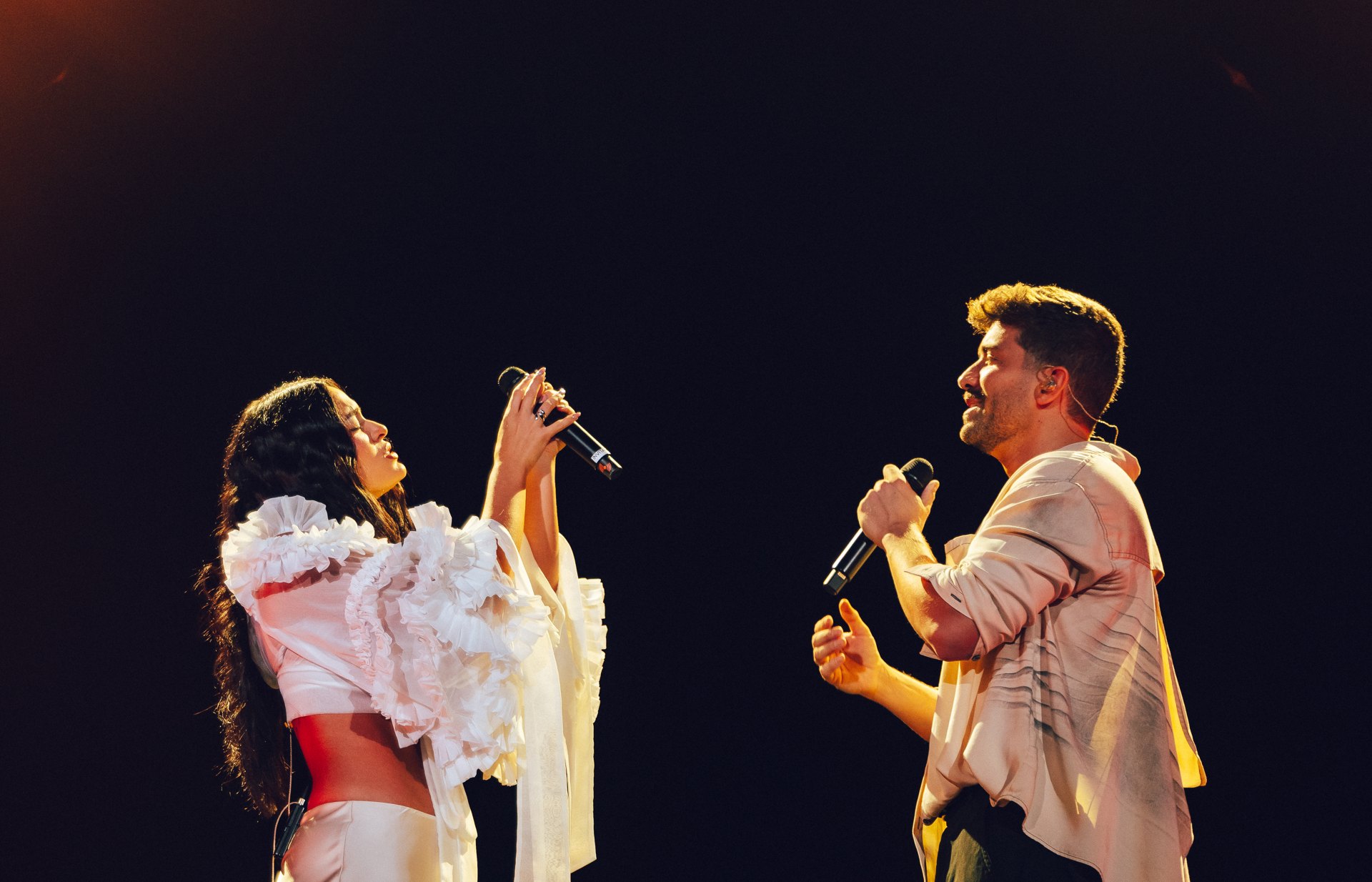 RIZA y Pablo Alborán, durante su actuación de «Deditos Cruzados» en el Auditorio Nacional de la Ciudad de México | Imagen: Universal Music Latino