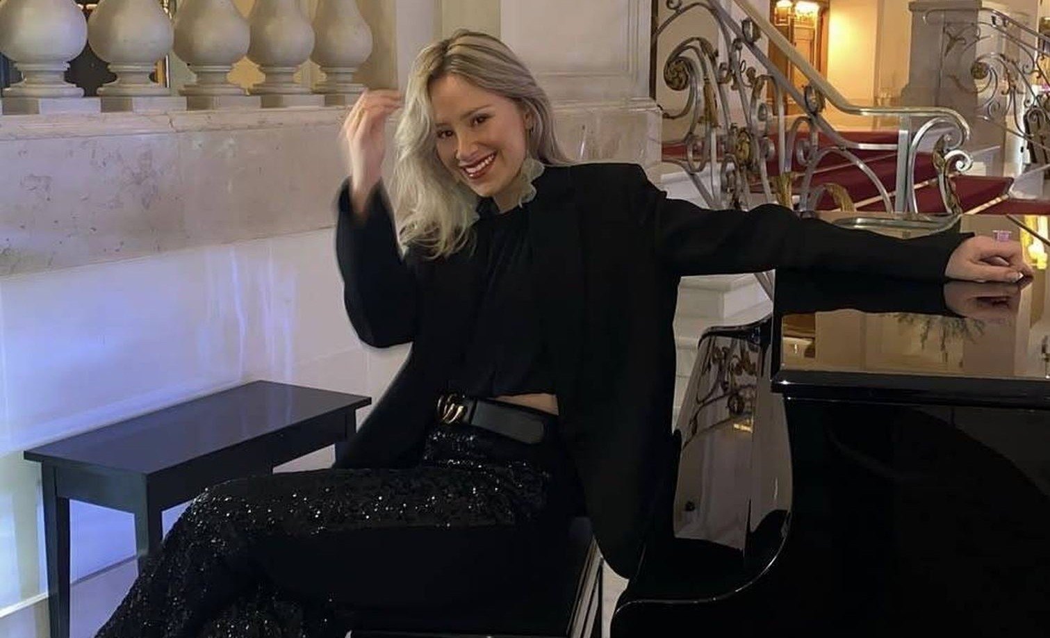 Sara Abad, junto a un piano | Imagen: Cortesía de Sara Abad - Cadena 100