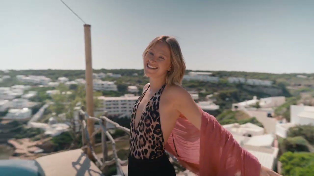 Sara Abad, en el videoclip de «ANSA PER ANSA (Uh La La)» | Imagen: Supacold y Avalanche Films - YouTube (Sara Abad)