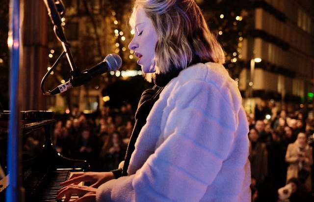 Sara Abad, al piano en una actuación en directo | Imagen: Sara Abad - Spotify